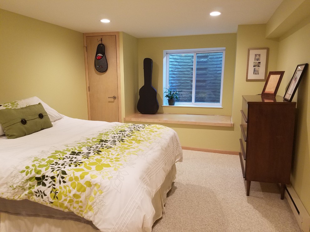 На фото: большая спальня в стиле неоклассика (современная классика) с зелеными стенами, ковровым покрытием и бежевым полом без камина с