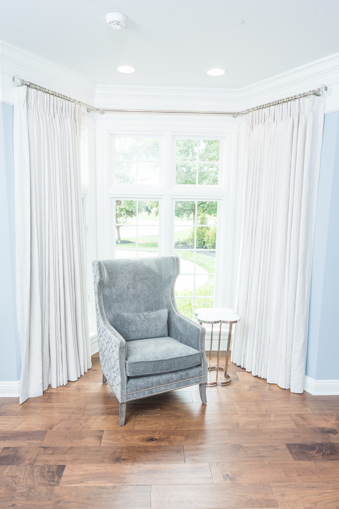 Стильный дизайн: большая гостевая спальня (комната для гостей) в стиле неоклассика (современная классика) с синими стенами, паркетным полом среднего тона и коричневым полом - последний тренд