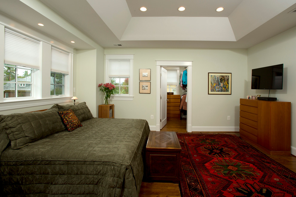 Idées déco pour une chambre parentale classique avec un mur vert et un sol en bois brun.