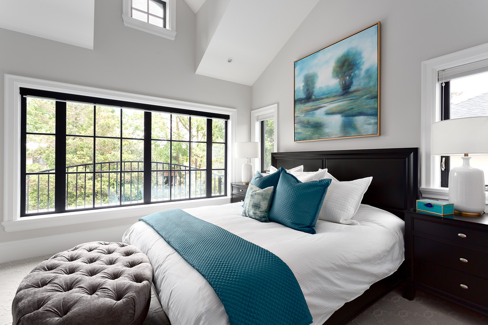 Пример оригинального дизайна: большая хозяйская спальня в классическом стиле с серыми стенами, ковровым покрытием и серым полом