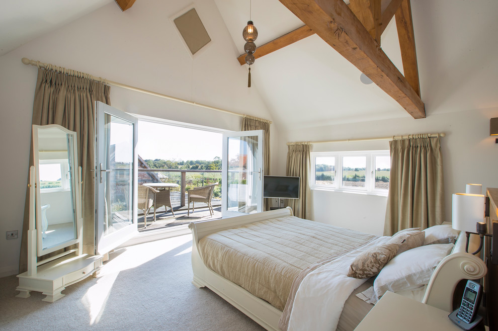 Landhaus Schlafzimmer mit beiger Wandfarbe, Teppichboden und grauem Boden in Dorset
