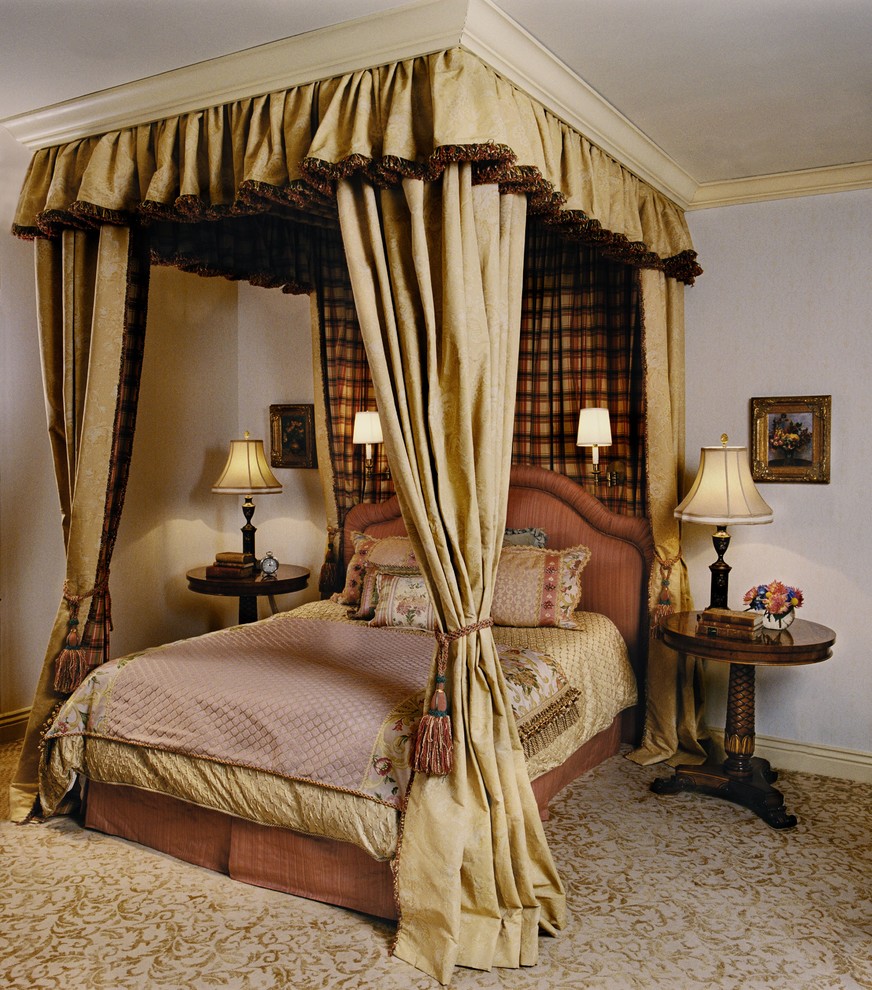 Photo of a traditional bedroom in Los Angeles with white walls.