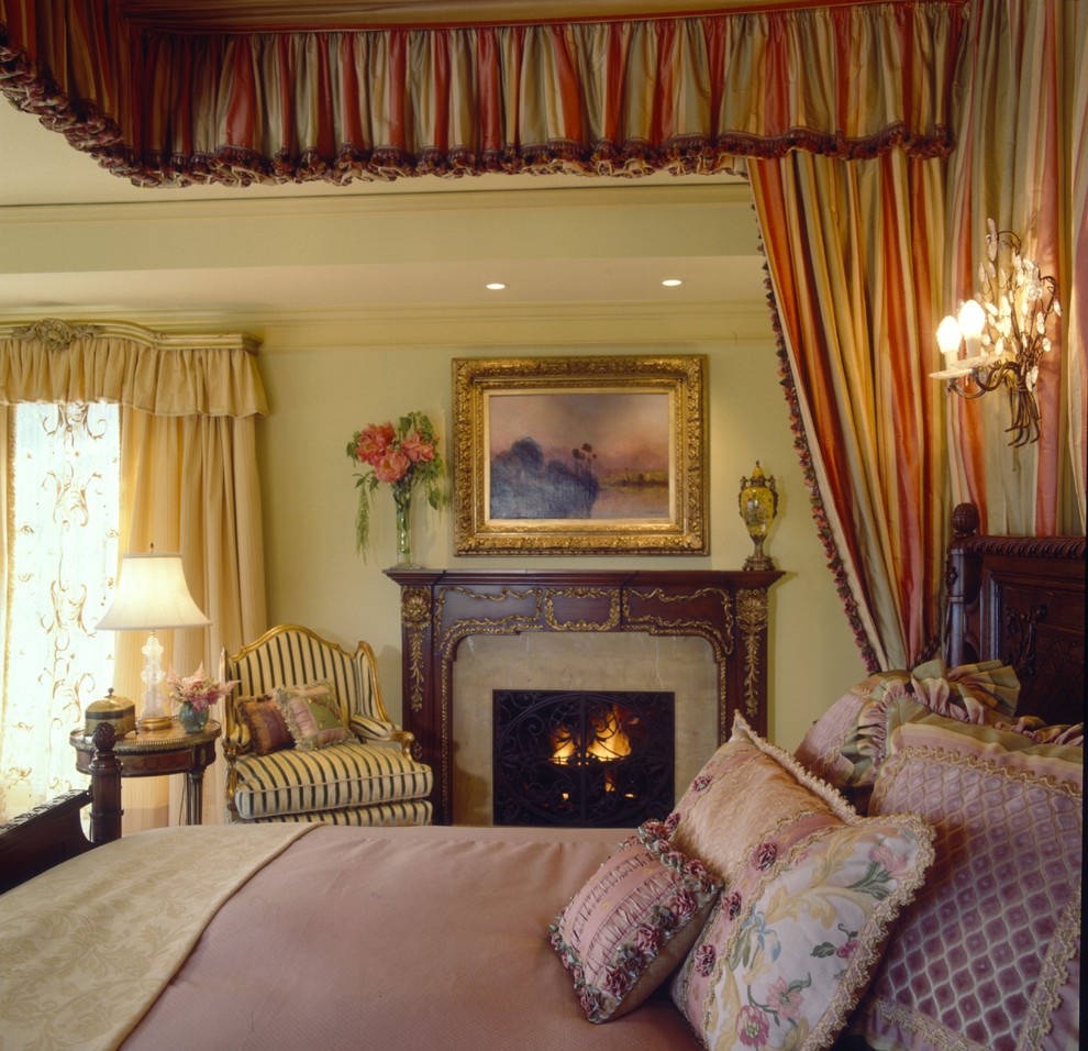Идея дизайна: спальня в викторианском стиле с зелеными стенами и стандартным камином