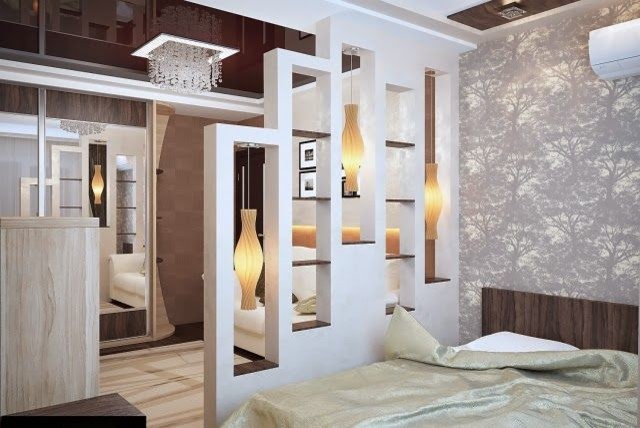 Diseño de dormitorio principal de tamaño medio con paredes beige, suelo de mármol, chimenea de esquina y marco de chimenea de piedra
