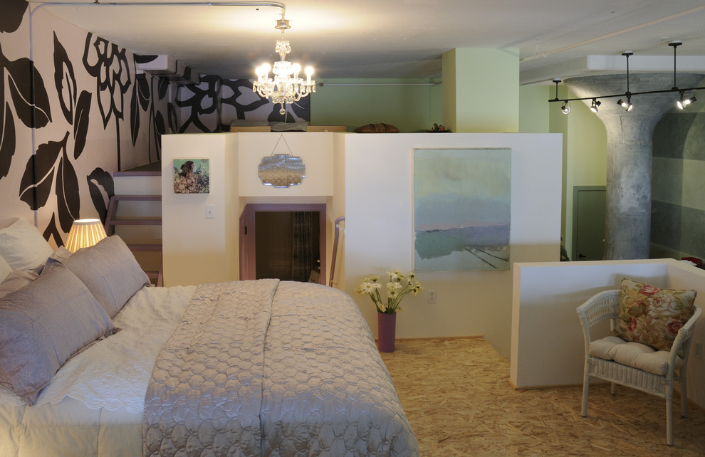 Идея дизайна: спальня на антресоли в стиле лофт с полом из фанеры и акцентной стеной