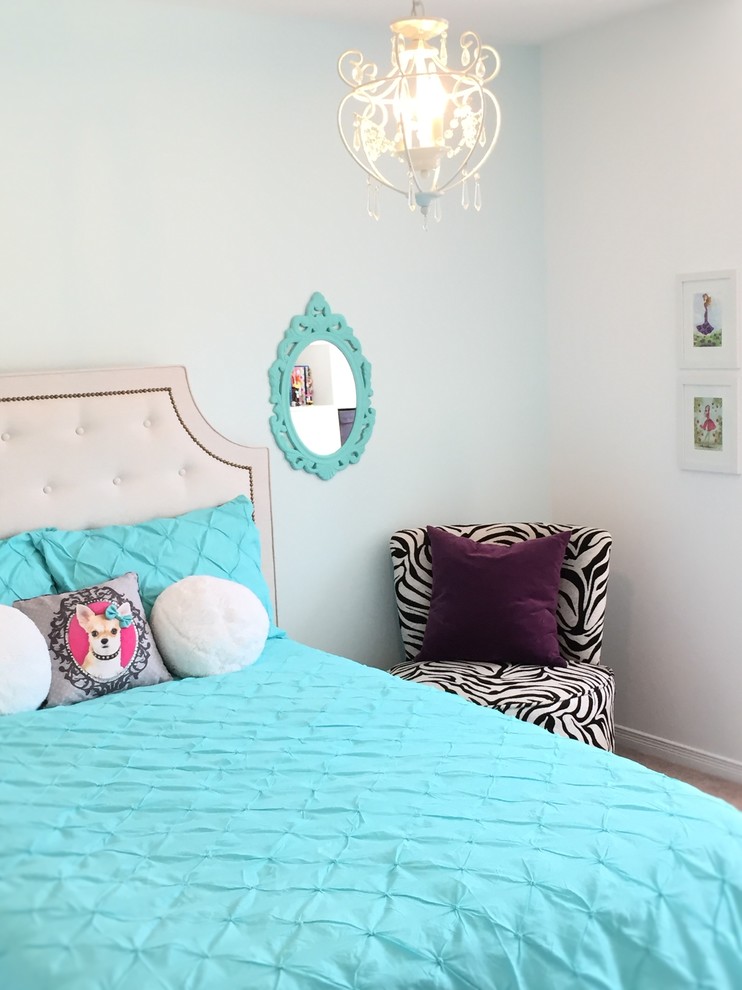 Modelo de dormitorio clásico renovado pequeño con paredes azules y moqueta
