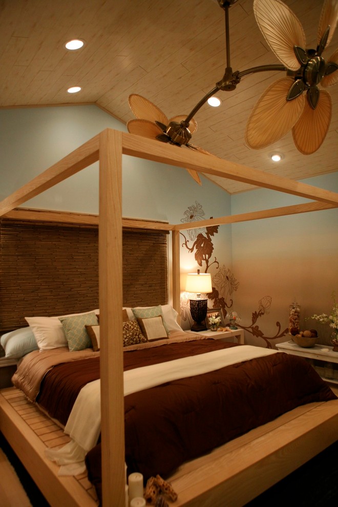 Modelo de habitación de invitados exótica de tamaño medio sin chimenea con paredes azules