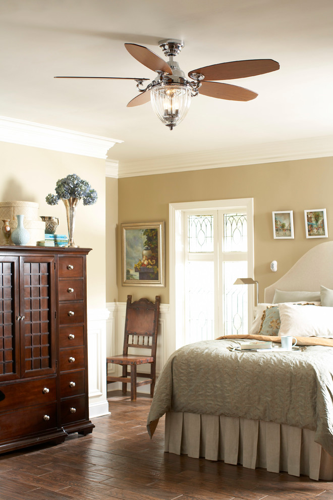 Cette image montre une chambre d'amis traditionnelle de taille moyenne avec un mur beige, un sol en bois brun et aucune cheminée.
