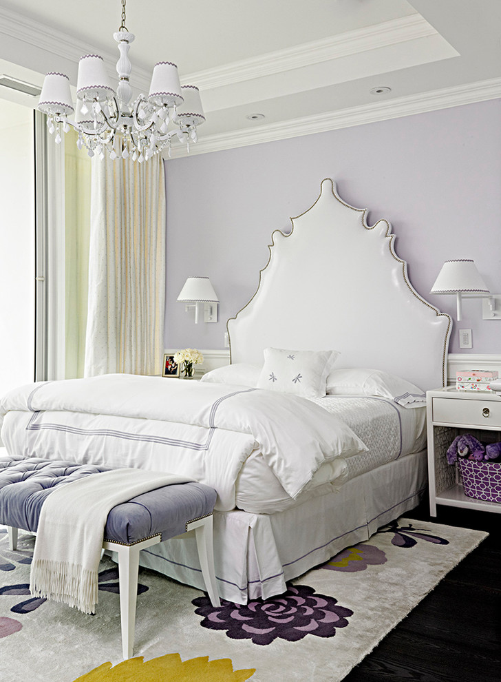 Imagen de dormitorio actual sin chimenea con paredes púrpuras y suelo de madera oscura