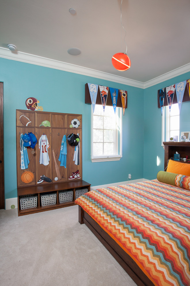 Пример оригинального дизайна: спальня среднего размера с синими стенами и ковровым покрытием