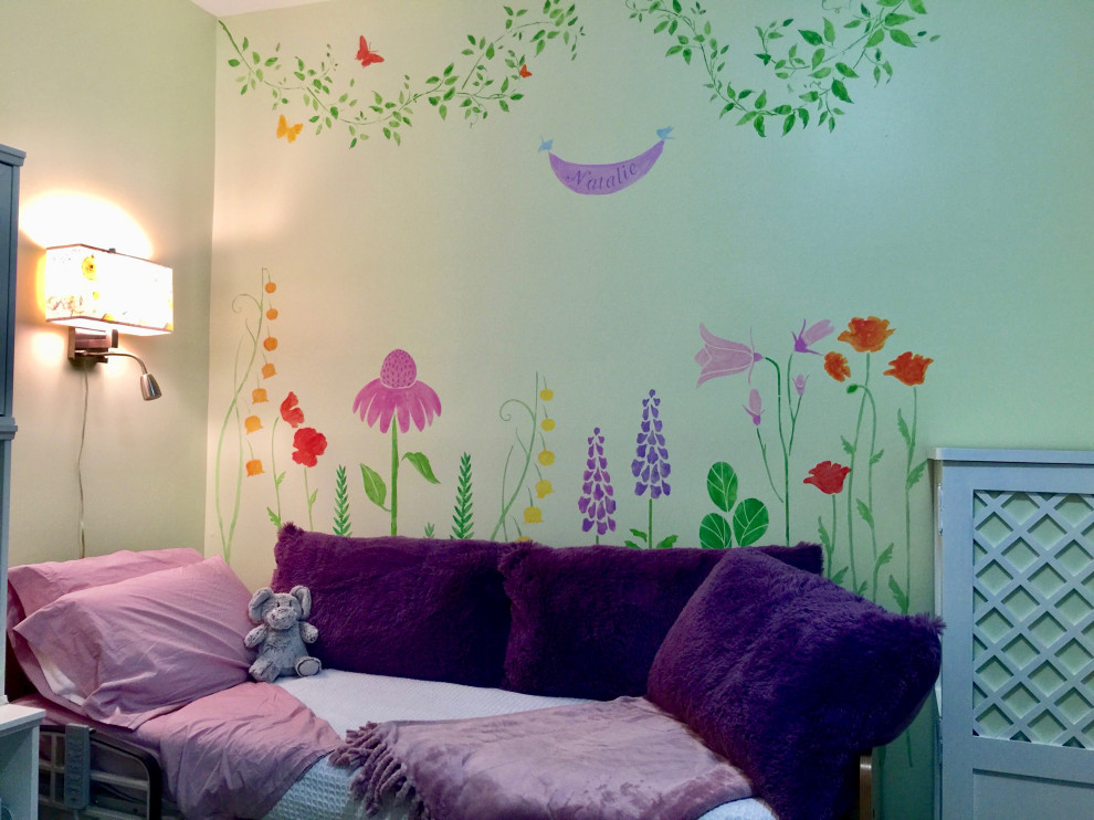 На фото: маленькая спальня в стиле неоклассика (современная классика) с ковровым покрытием и зелеными стенами для на участке и в саду с