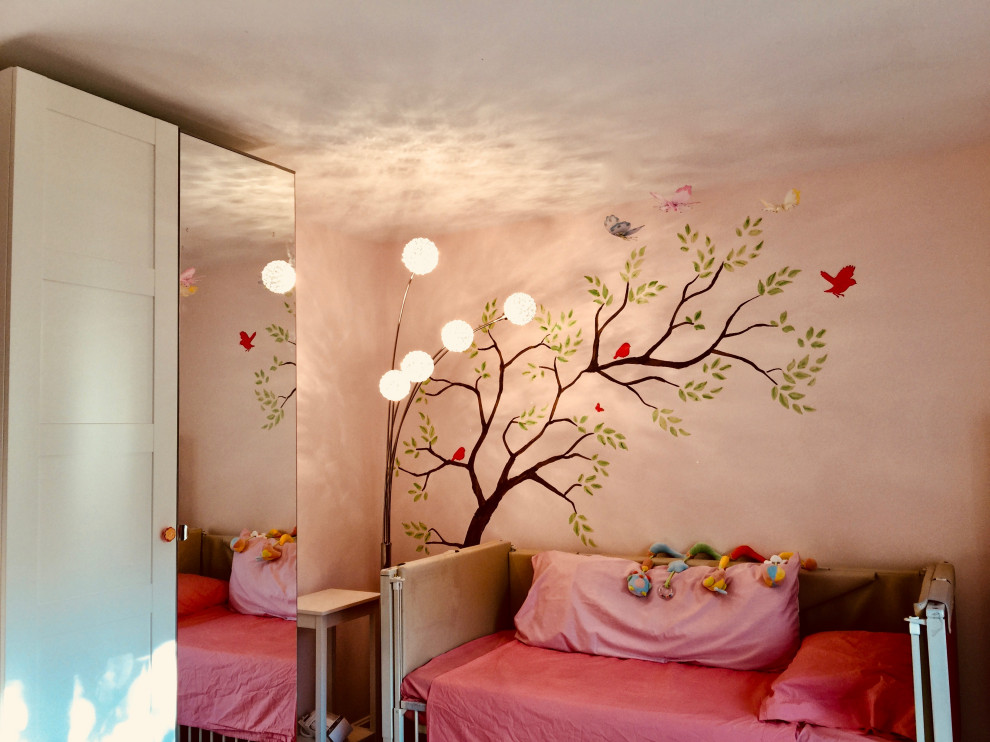 Idee per una piccola camera da letto classica con pareti rosa e moquette