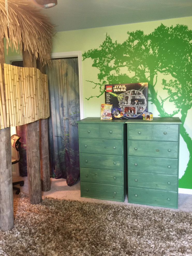 Immagine di una piccola camera da letto chic con pareti verdi, moquette e pavimento marrone