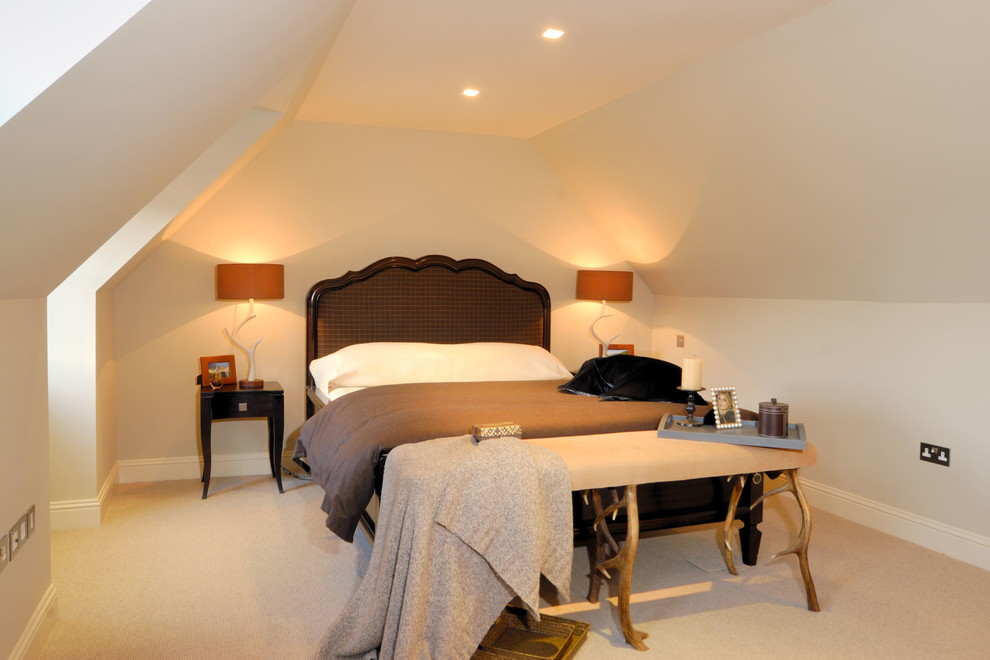 Mittelgroßes Klassisches Schlafzimmer mit weißer Wandfarbe und Teppichboden in Sonstige