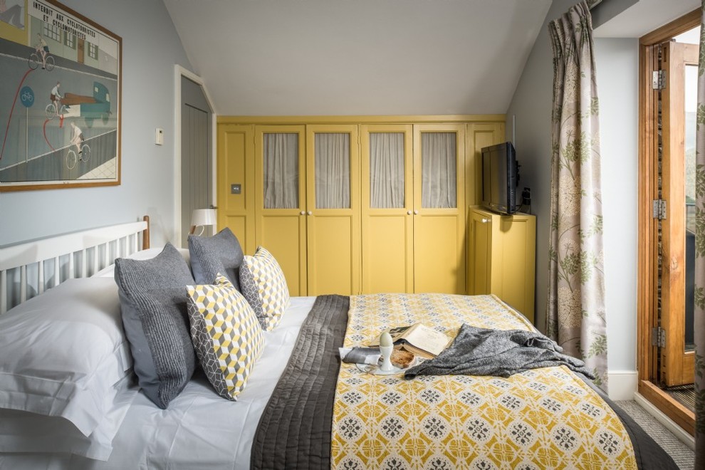 Ejemplo de dormitorio de estilo de casa de campo pequeño con paredes grises