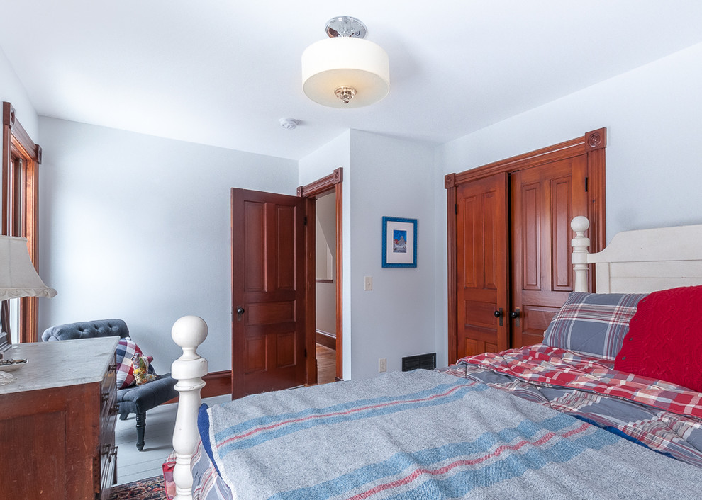 Esempio di una camera matrimoniale country con pareti blu, pavimento in legno verniciato e nessun camino