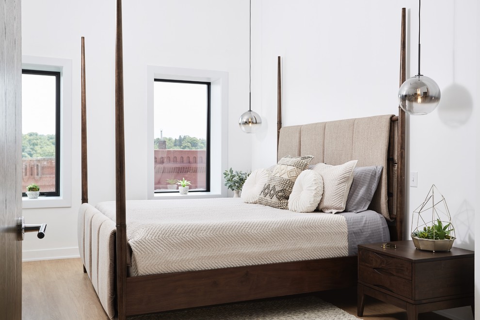 Идея дизайна: хозяйская спальня в современном стиле с белыми стенами и полом из винила