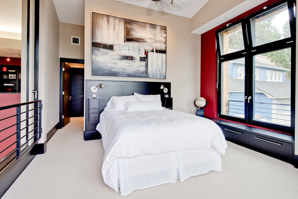 Imagen de dormitorio principal de estilo americano grande sin chimenea con paredes beige, moqueta y suelo blanco