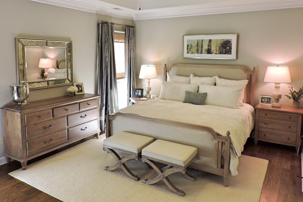 Klassisches Hauptschlafzimmer mit grauer Wandfarbe und braunem Holzboden in Sonstige