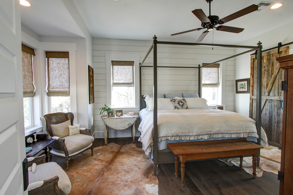 Landhausstil Hauptschlafzimmer mit weißer Wandfarbe und Betonboden in Austin