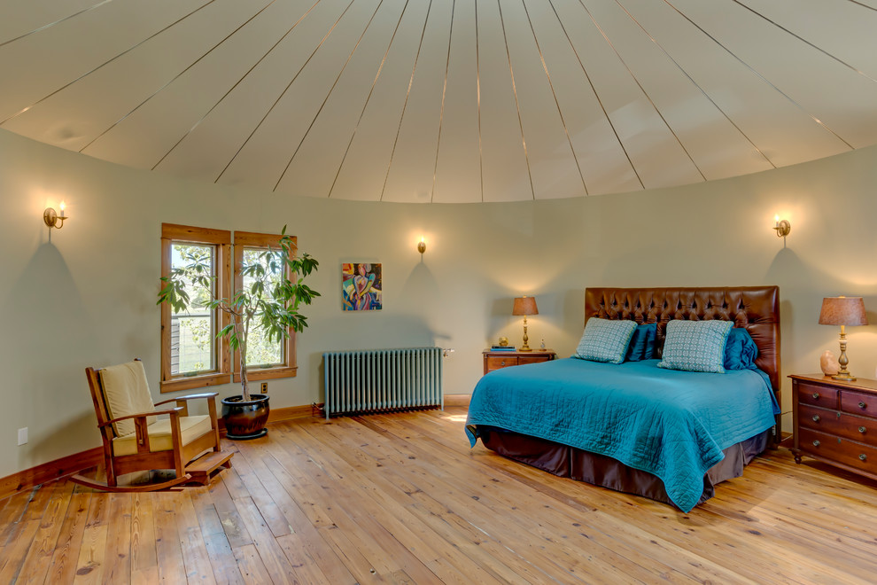 Geräumiges Landhausstil Hauptschlafzimmer ohne Kamin mit grauer Wandfarbe, braunem Holzboden und braunem Boden in Denver