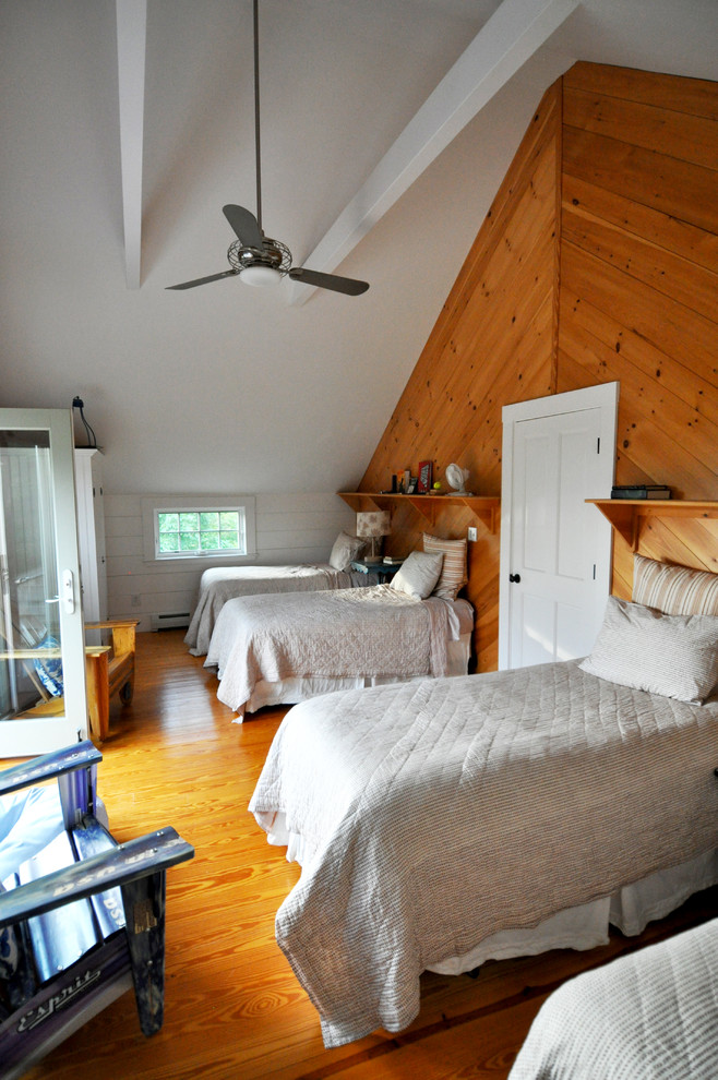 Aménagement d'une chambre d'amis montagne de taille moyenne avec un mur blanc, un sol en bois brun et un sol marron.