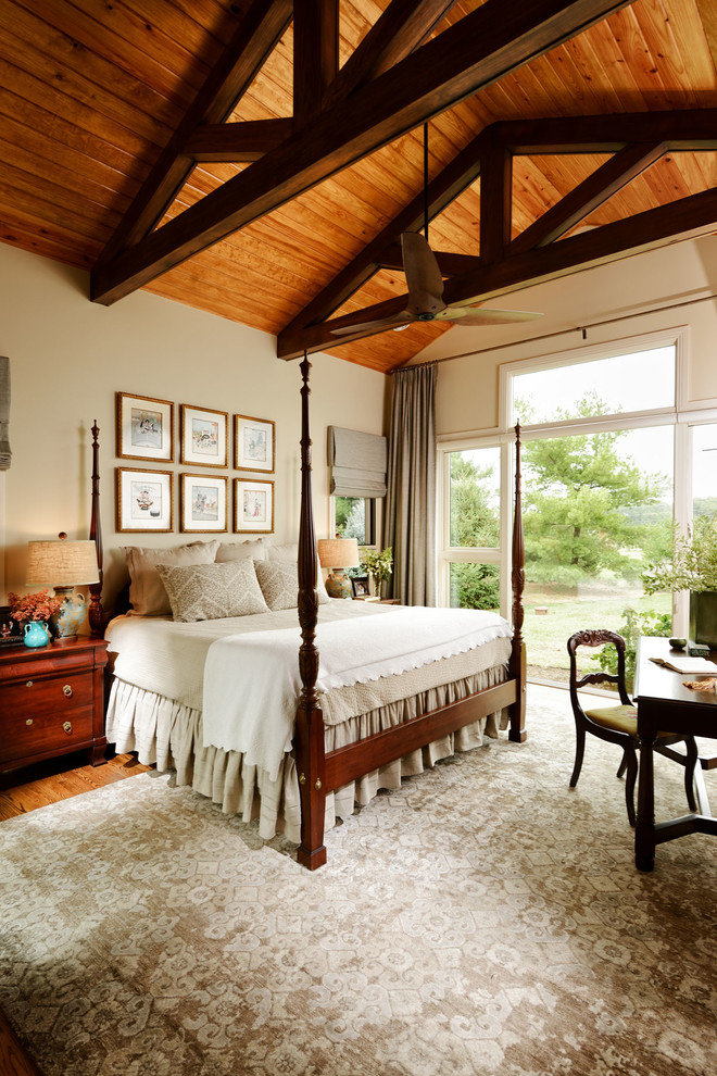 Exemple d'une grande chambre parentale chic avec un mur beige, un sol en bois brun et aucune cheminée.