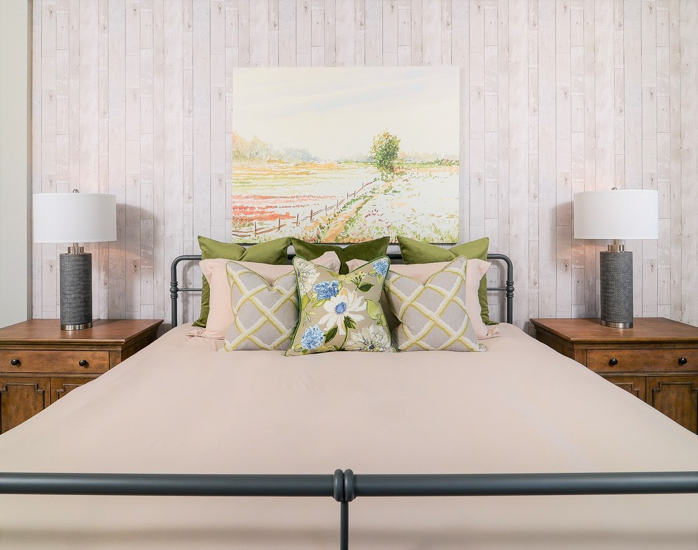 Идея дизайна: хозяйская спальня среднего размера в стиле кантри с разноцветными стенами, ковровым покрытием и бежевым полом без камина