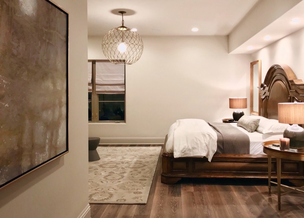 На фото: большая хозяйская спальня в стиле неоклассика (современная классика) с бежевыми стенами, темным паркетным полом и коричневым полом без камина с