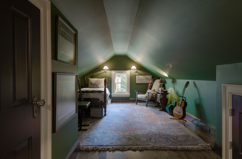 Modelo de habitación de invitados de estilo de casa de campo pequeña con paredes verdes y suelo de madera oscura