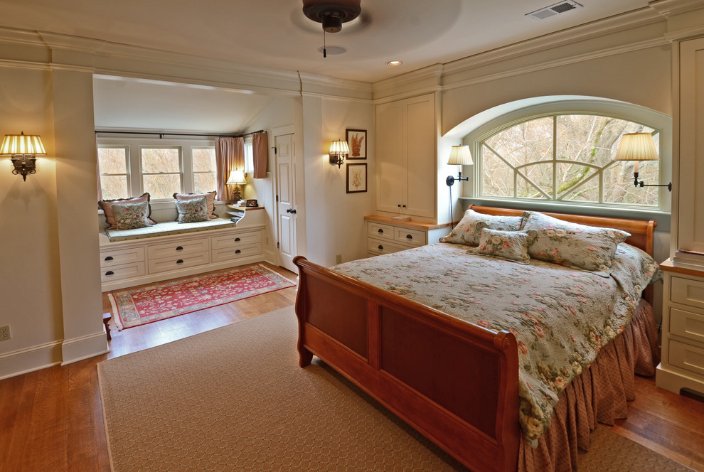 Свежая идея для дизайна: гостевая спальня (комната для гостей) в стиле кантри с белыми стенами и паркетным полом среднего тона - отличное фото интерьера