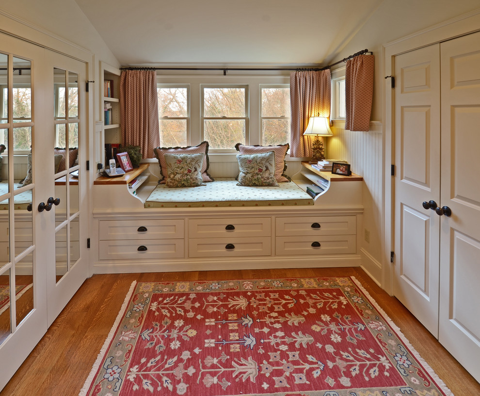 Imagen de habitación de invitados de estilo de casa de campo con paredes blancas y suelo de madera en tonos medios