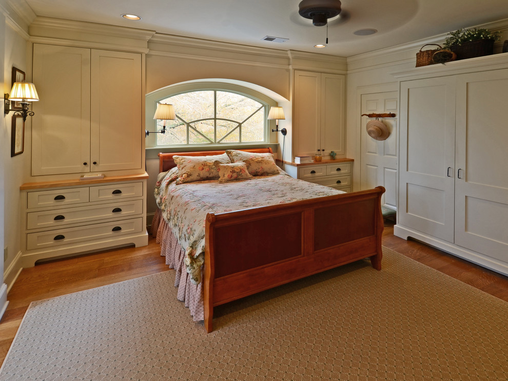 Modelo de habitación de invitados de estilo de casa de campo con paredes blancas y suelo de madera en tonos medios