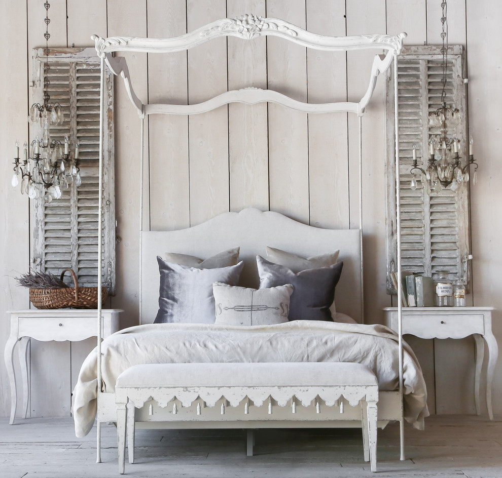Imagen de dormitorio principal romántico de tamaño medio con paredes beige, suelo de madera clara y suelo gris