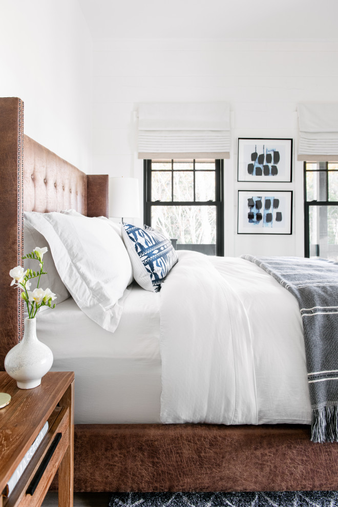 Idée de décoration pour une chambre d'amis champêtre de taille moyenne avec un mur blanc, parquet clair et un sol beige.