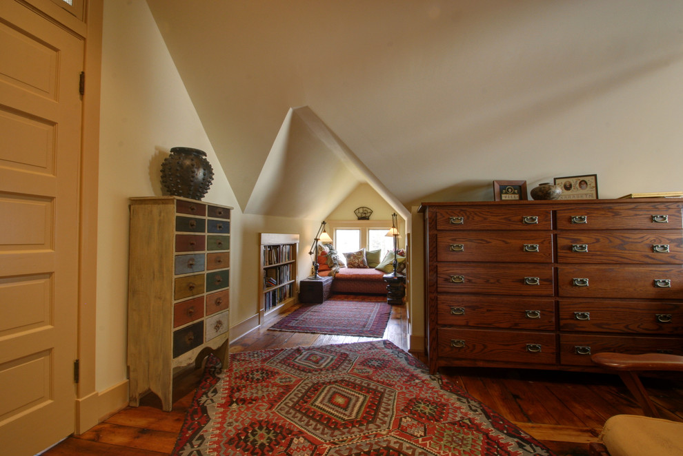 Imagen de dormitorio de estilo de casa de campo con paredes beige, suelo de madera oscura y techo inclinado