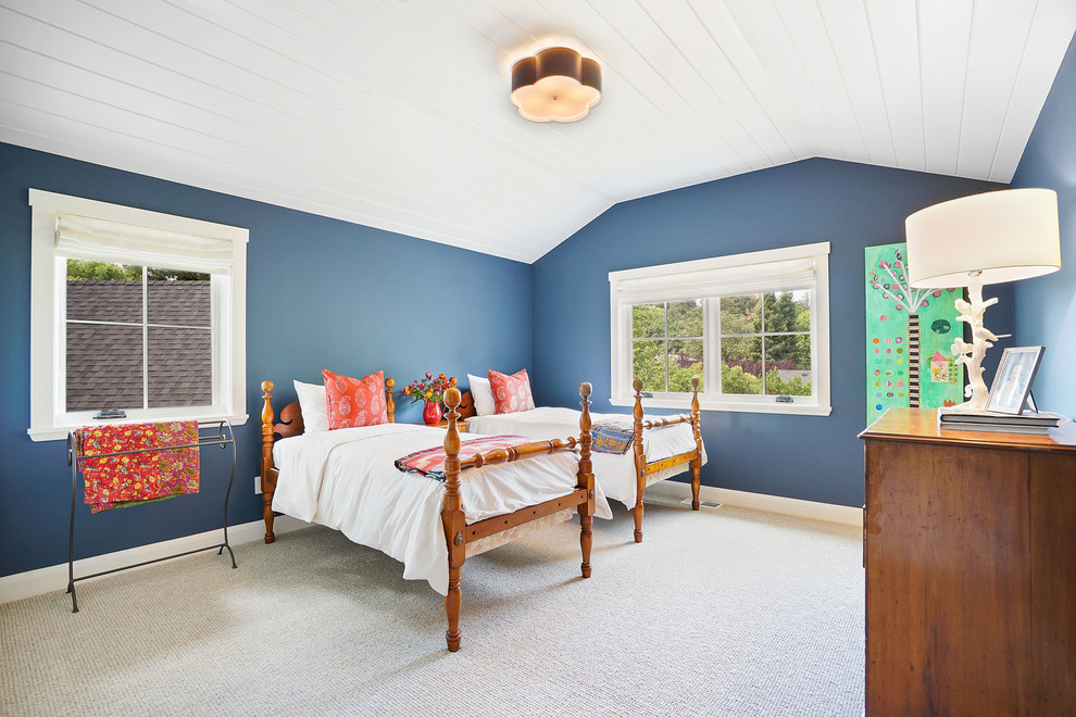 Exemple d'une grande chambre nature avec un mur bleu et un sol gris.