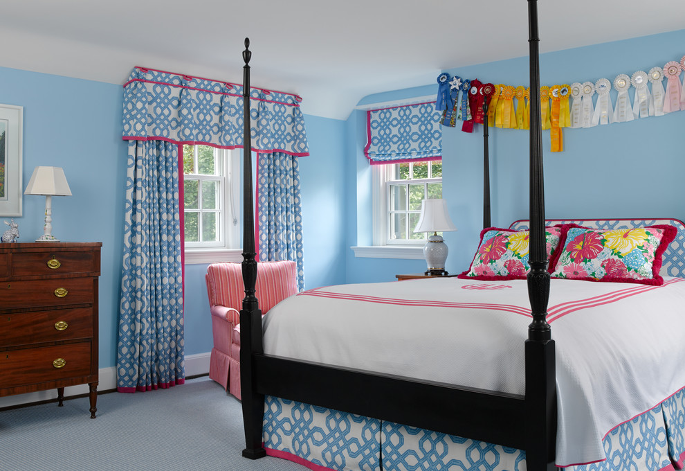 Cette photo montre une chambre avec moquette chic avec un mur bleu.
