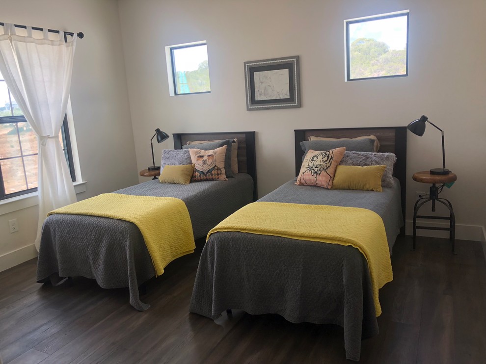 Mittelgroßes Landhausstil Gästezimmer mit weißer Wandfarbe, dunklem Holzboden und braunem Boden in Austin