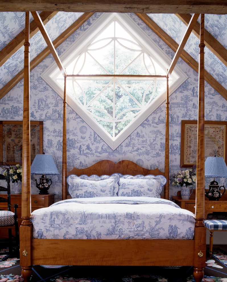 Пример оригинального дизайна: хозяйская спальня в стиле кантри с разноцветными стенами