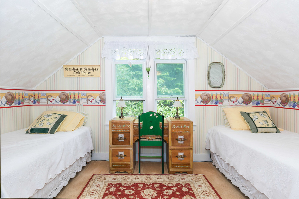 На фото: спальня на мансарде в стиле кантри с разноцветными стенами и ковровым покрытием