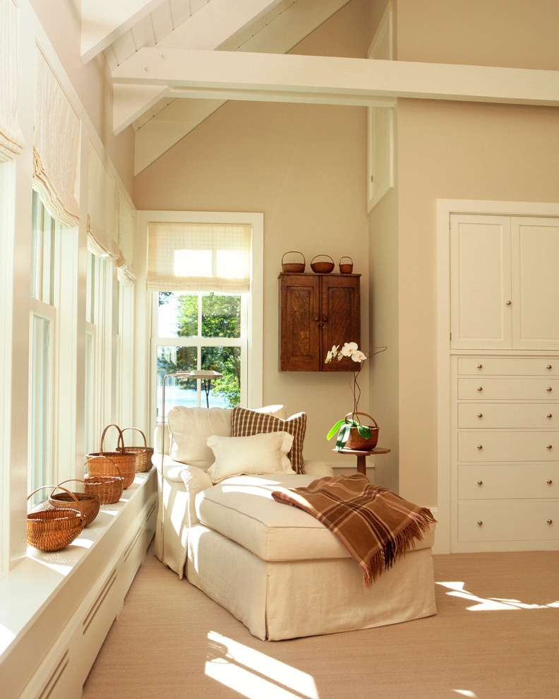 Idéer för ett lantligt sovrum, med beige väggar och heltäckningsmatta