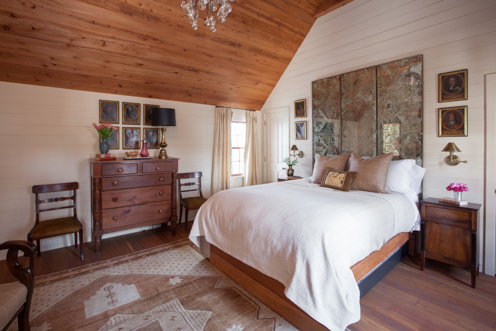Landhausstil Hauptschlafzimmer mit weißer Wandfarbe und dunklem Holzboden in Charleston