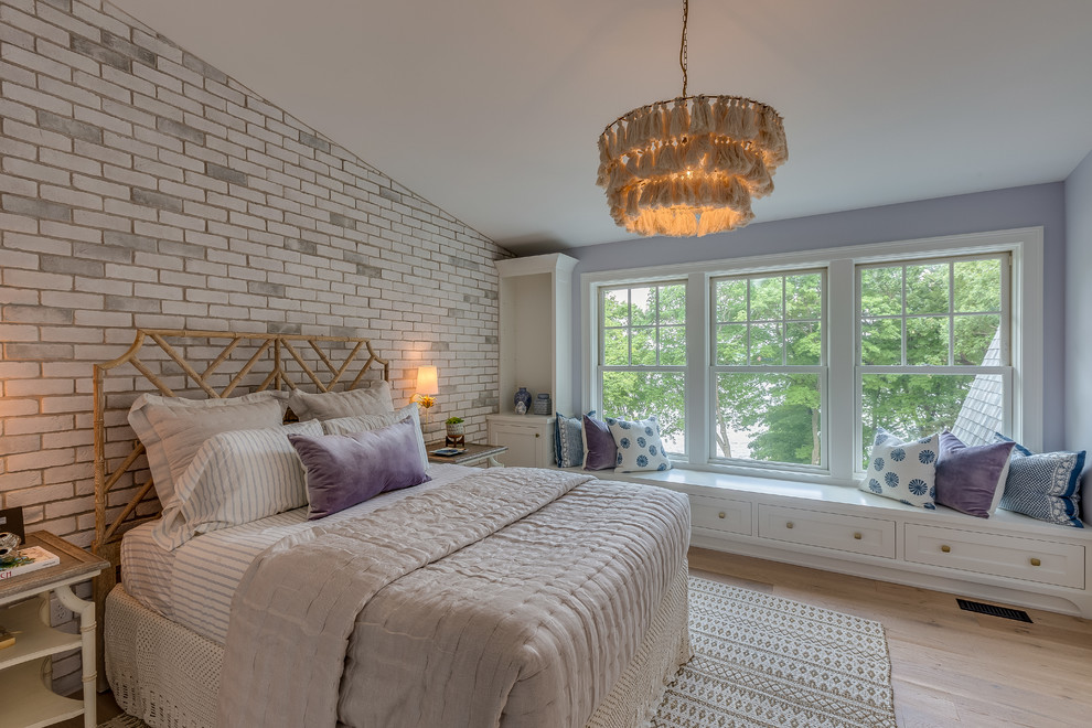 Foto di una camera da letto country con pareti viola e parquet chiaro