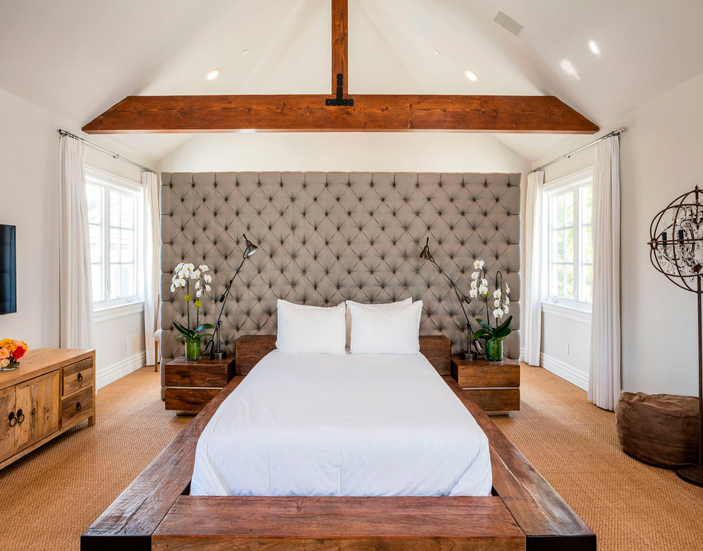 Landhausstil Schlafzimmer mit weißer Wandfarbe, Teppichboden und braunem Boden in Sonstige