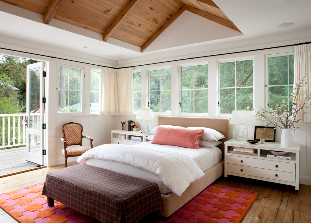 Landhaus Hauptschlafzimmer mit weißer Wandfarbe und braunem Holzboden in Sonstige