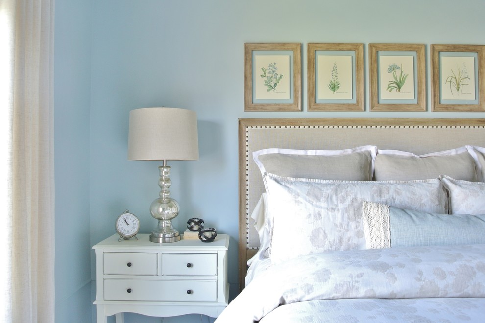 Modelo de dormitorio principal de estilo de casa de campo de tamaño medio sin chimenea con paredes azules, moqueta y suelo beige