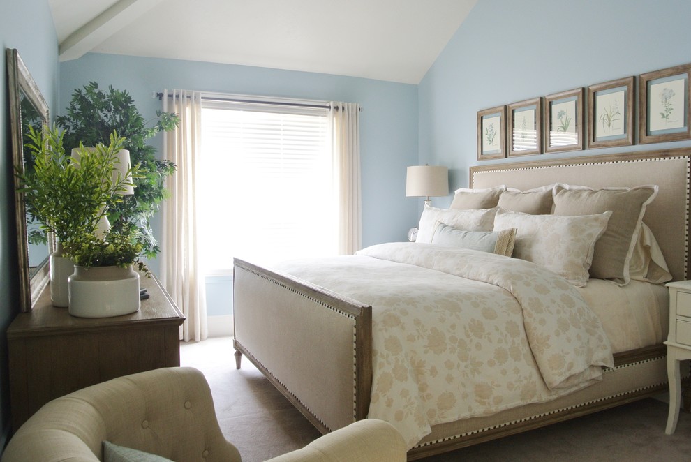 Ejemplo de dormitorio principal de estilo de casa de campo de tamaño medio sin chimenea con paredes azules, moqueta y suelo beige