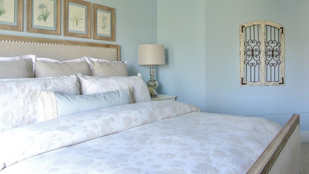На фото: хозяйская спальня среднего размера в стиле кантри с синими стенами, ковровым покрытием и бежевым полом без камина