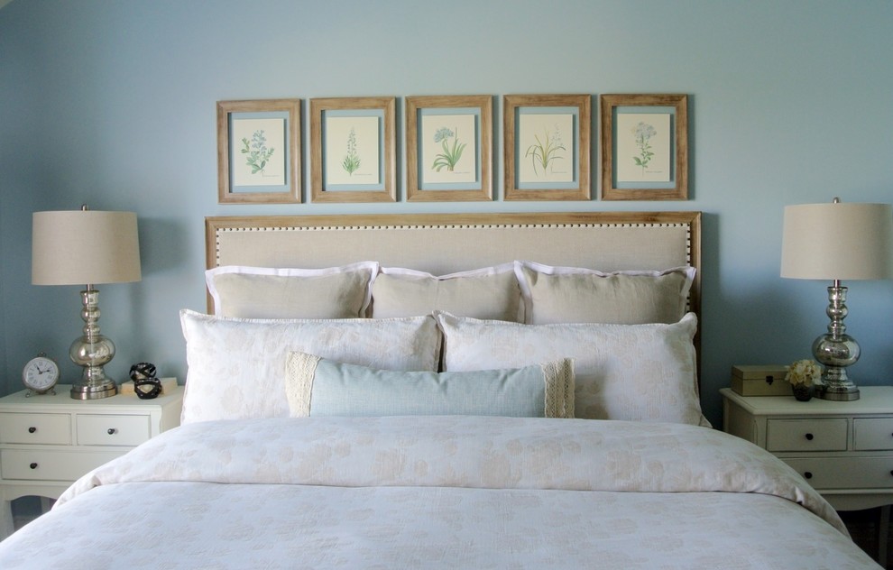 Mittelgroßes Country Hauptschlafzimmer ohne Kamin mit blauer Wandfarbe, Teppichboden und beigem Boden in Salt Lake City